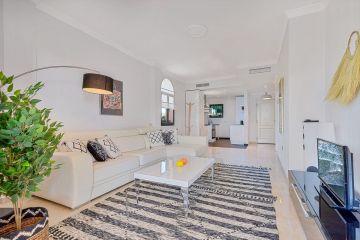 https://cdn.resales-online.com/public/e95rm3ac0t/properties/620c0733d22311ed84bd0217bc231ef4/w1200/1-7980e48d732b6fc85c14b43b94d2aa54.jpg?v=1681129679