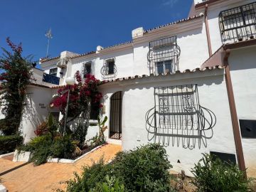 https://cdn.resales-online.com/public/l5qiehb852/properties/0bea44b8fc5011edb6600217bc231ef4/w1200/1-7980e48d732b6fc85c14b43b94d2aa54.jpg?v=1685350380