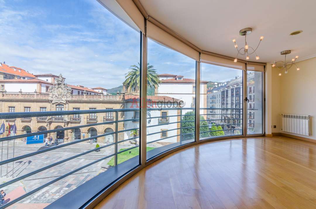 CENTRO DE OVIEDO. VENTA DE VIVIENDA EN MODERNO EDIFICIO CON PLAZA DE